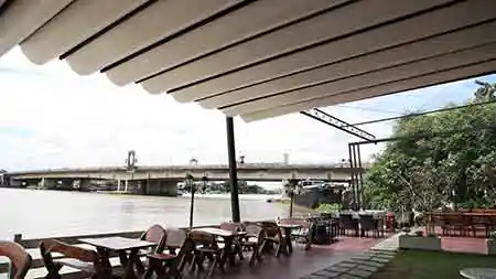 หลังคาพับเก็บได้ ติดตั้งที่ ร้านบ้านดอกจันทร์ ริมน้ำ